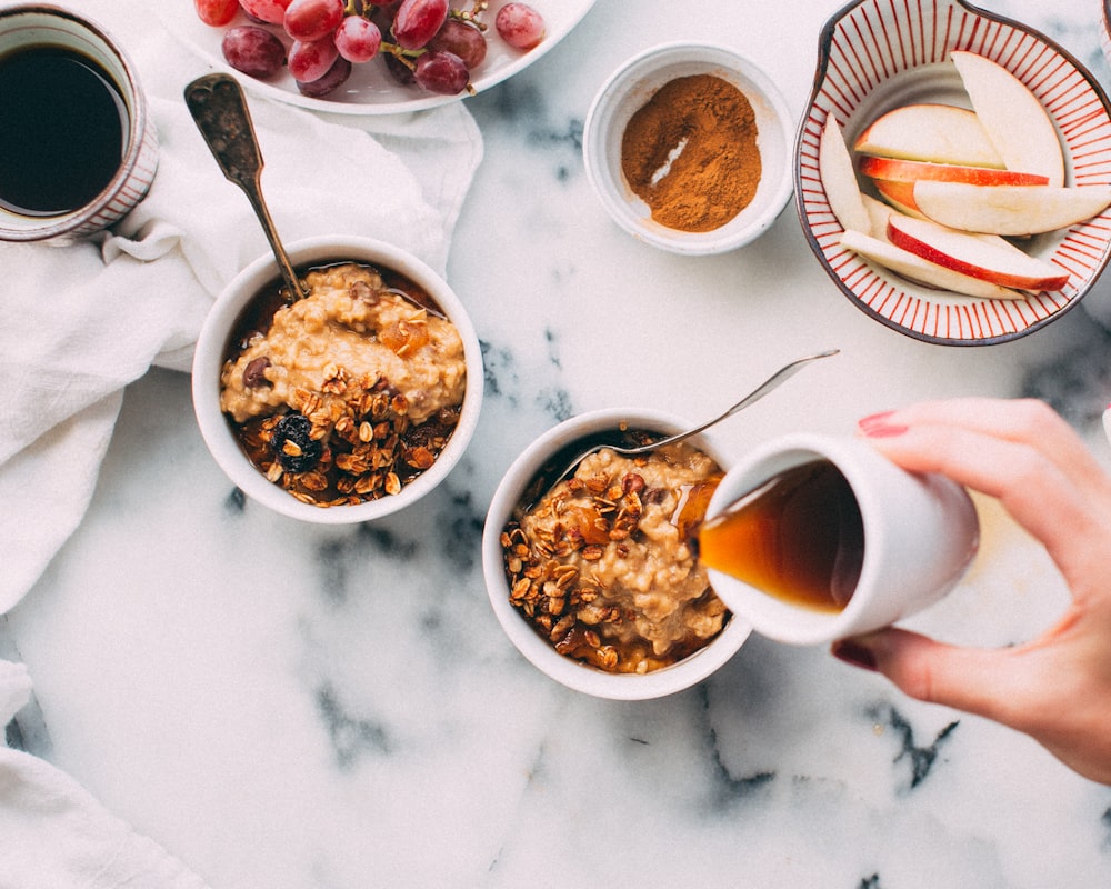 Smoothie bowl dengan yogurt dan granola